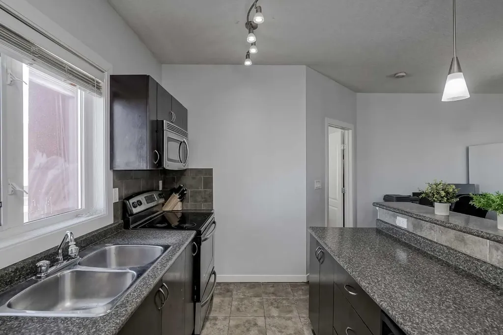 604 East Lake Boulevard NE Airdrie AB T4A 0G5