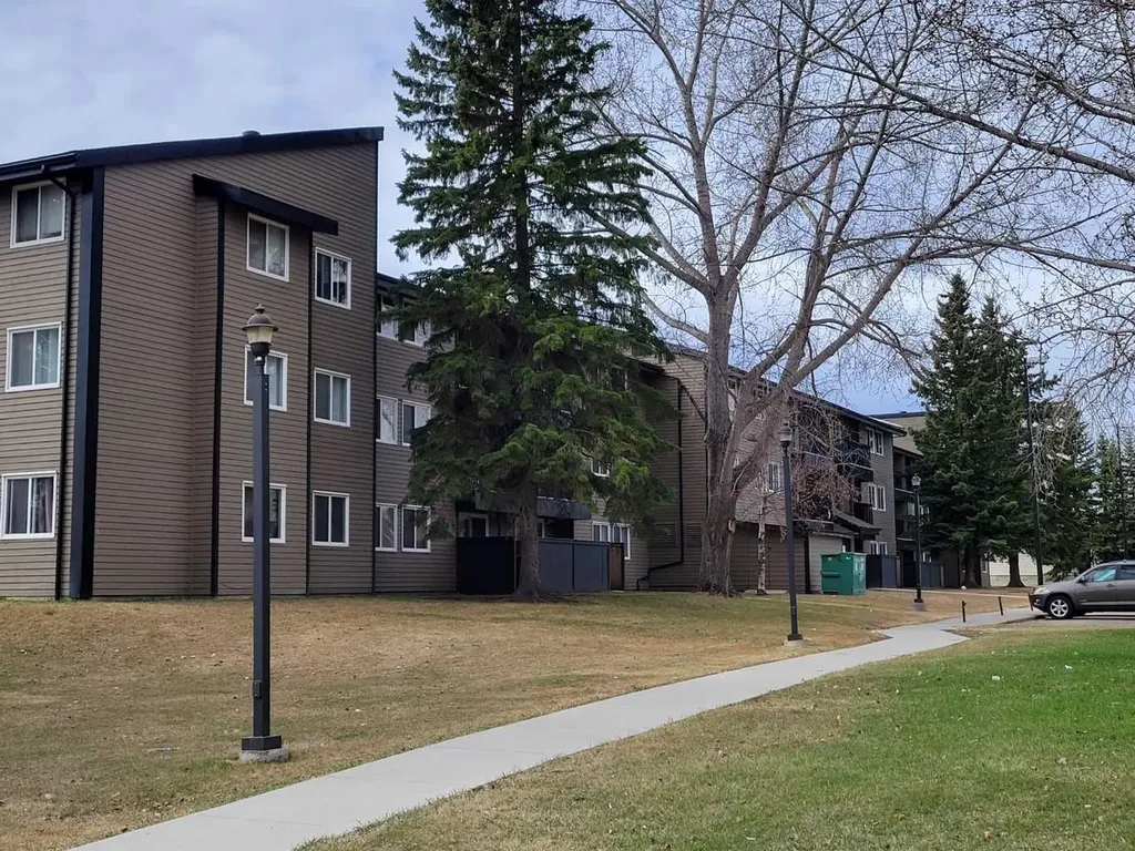 5611 9 Avenue Edson AB T7E 1R5