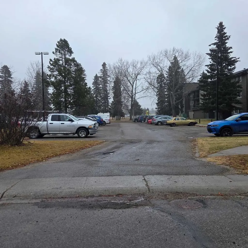 5611 9 Avenue Edson AB T7E 1R5