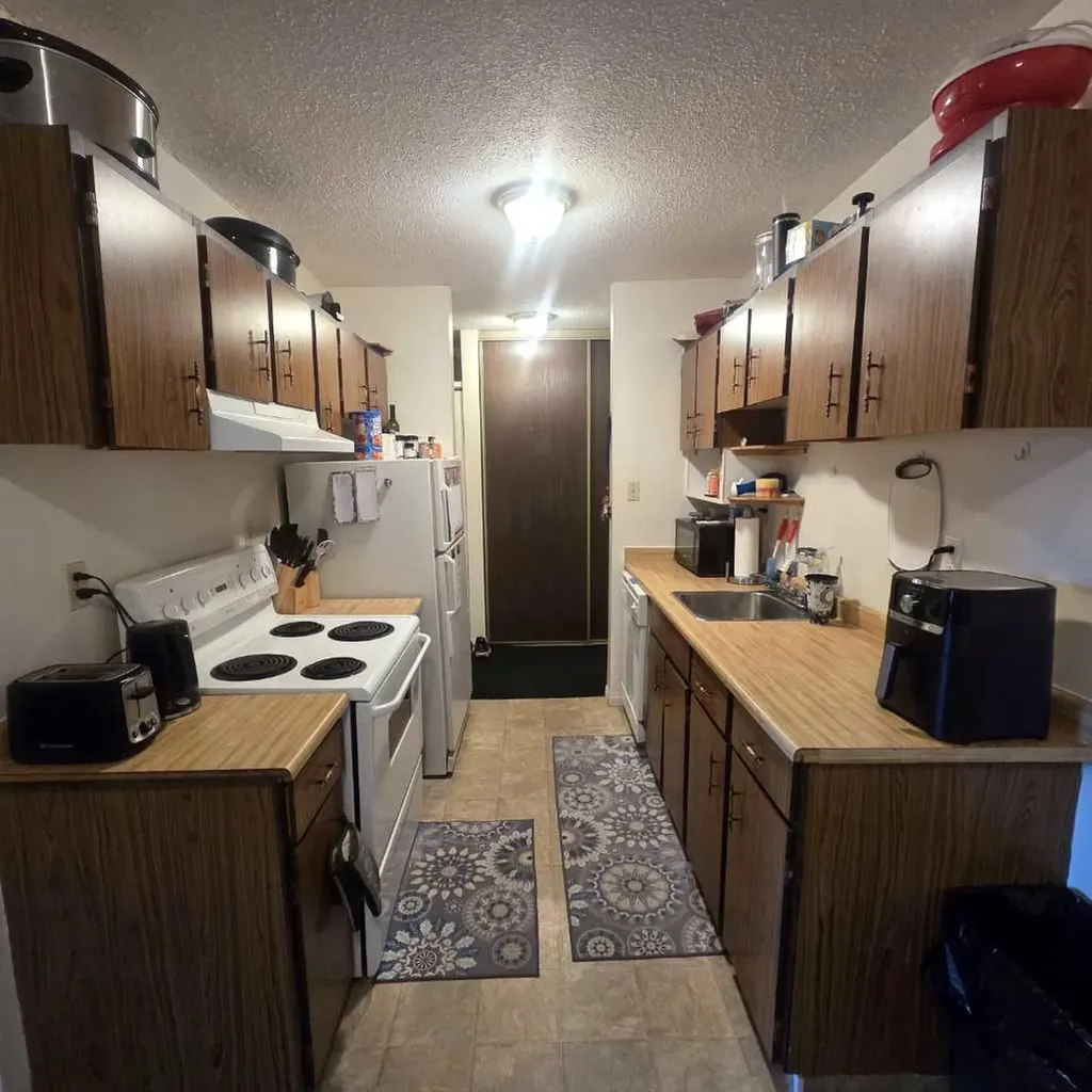 5611 9 Avenue Edson AB T7E 1R5