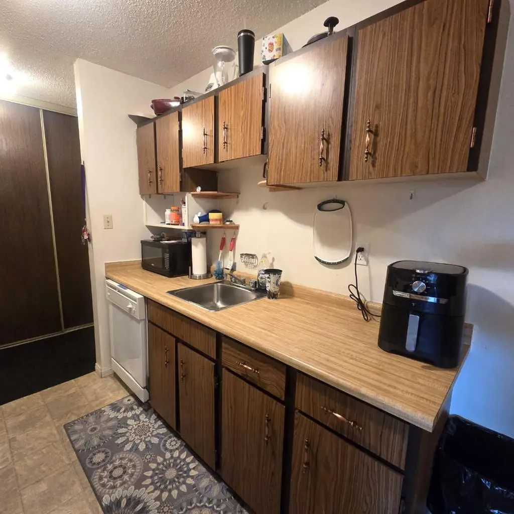 5611 9 Avenue Edson AB T7E 1R5