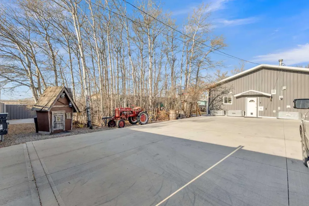 2023 20 Avenue Bowden AB T0M0K0