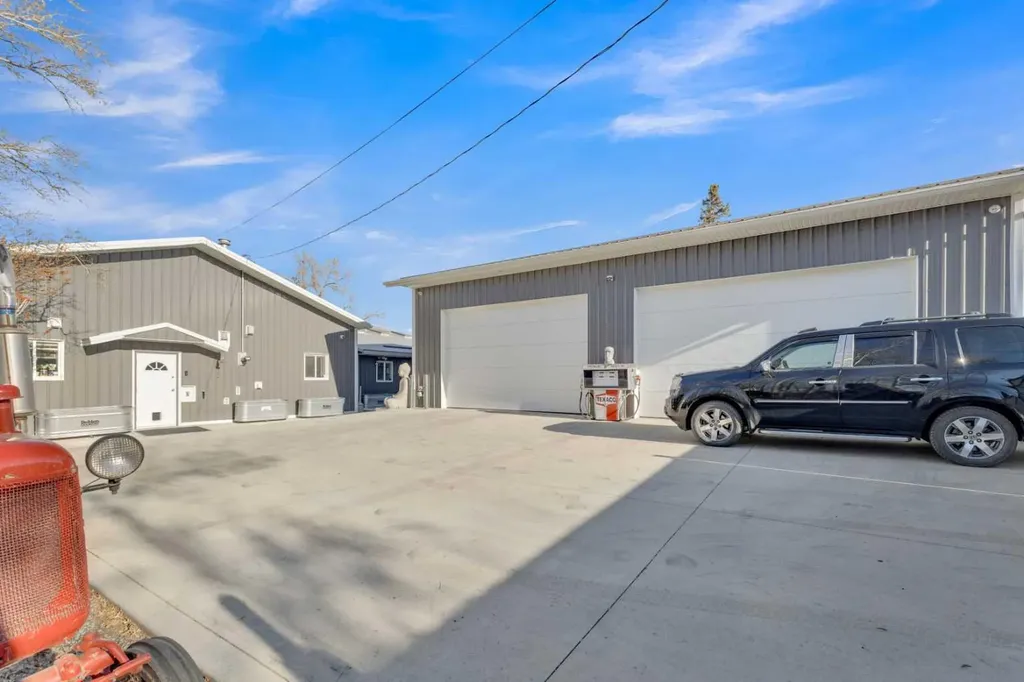 2023 20 Avenue Bowden AB T0M0K0