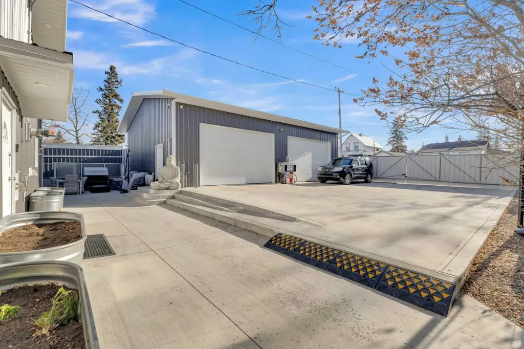 2023 20 Avenue Bowden AB T0M0K0