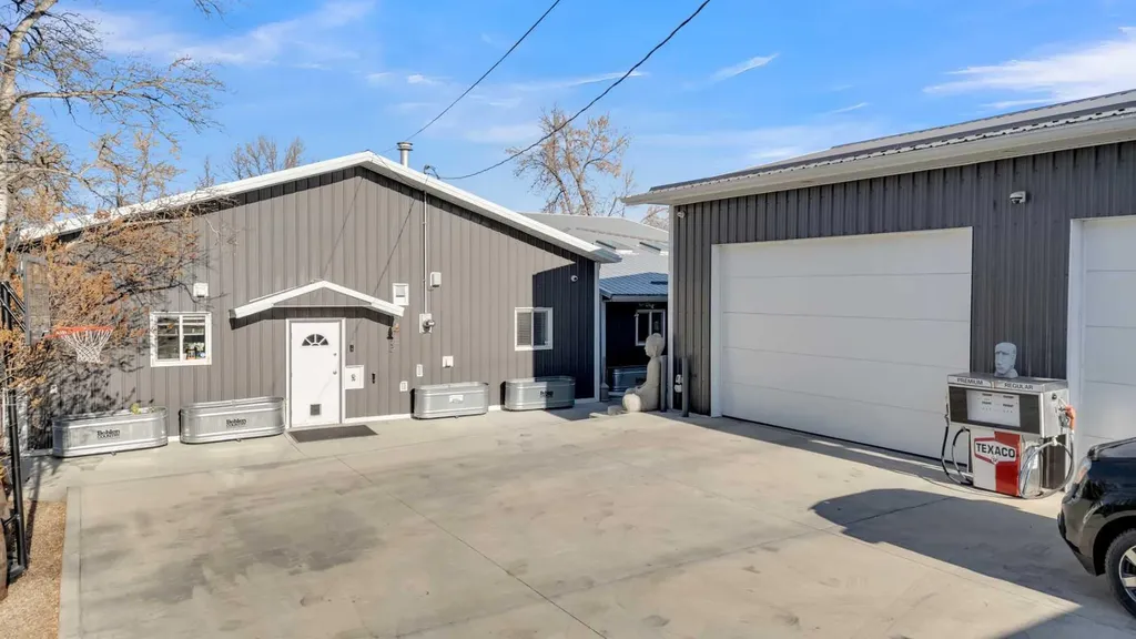 2023 20 Avenue Bowden AB T0M0K0