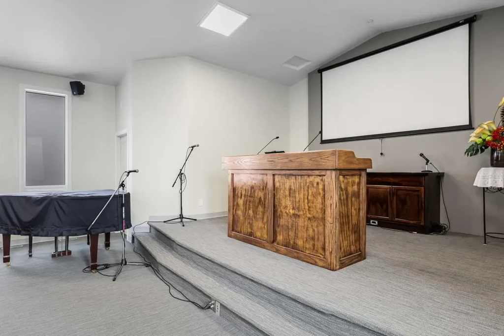 232 8a Street NE Calgary AB T2E 4J1