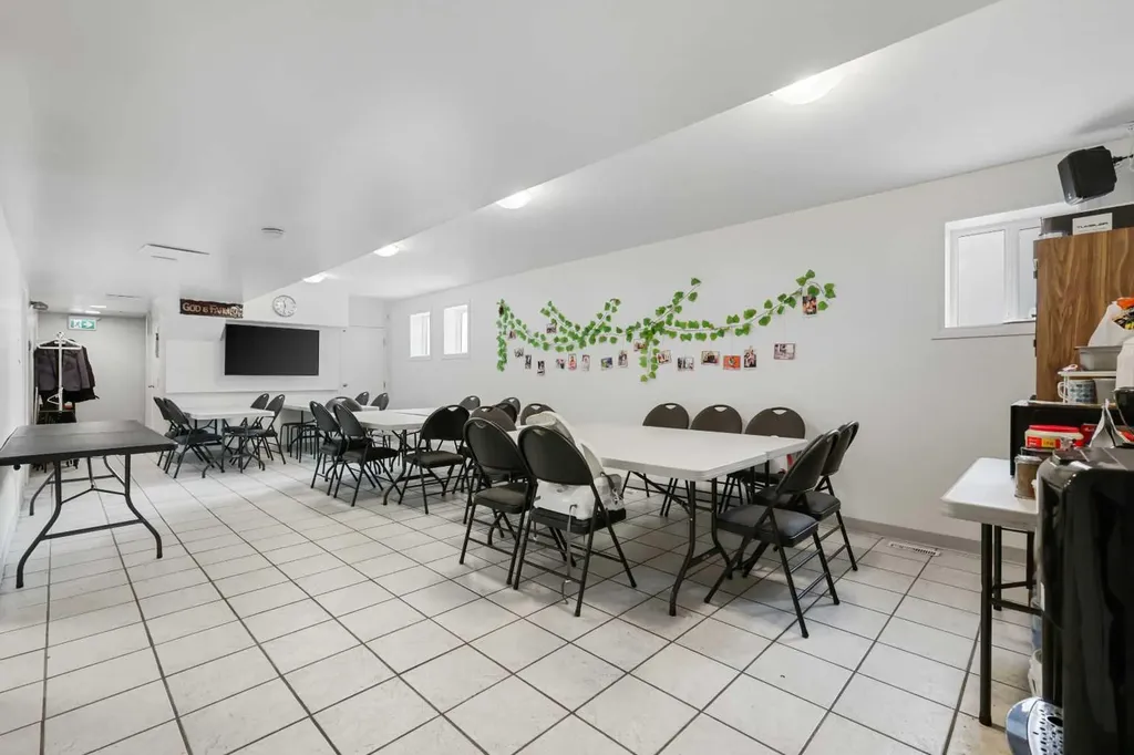 232 8a Street NE Calgary AB T2E 4J1