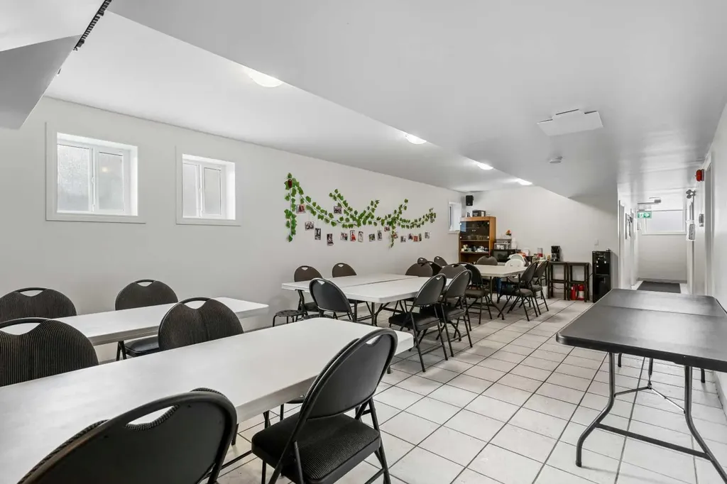 232 8a Street NE Calgary AB T2E 4J1