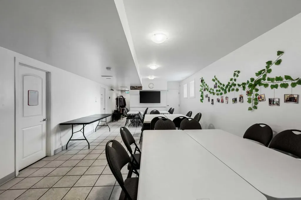 232 8a Street NE Calgary AB T2E 4J1