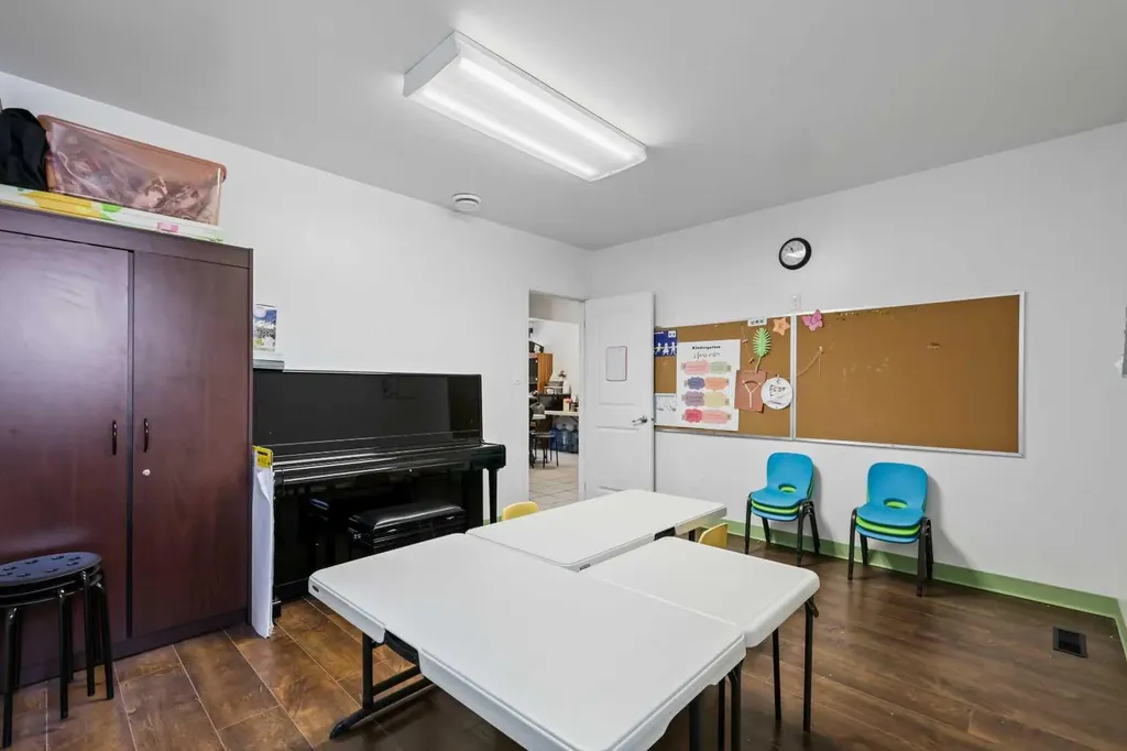 232 8a Street NE Calgary AB T2E 4J1