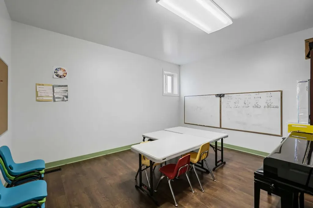 232 8a Street NE Calgary AB T2E 4J1