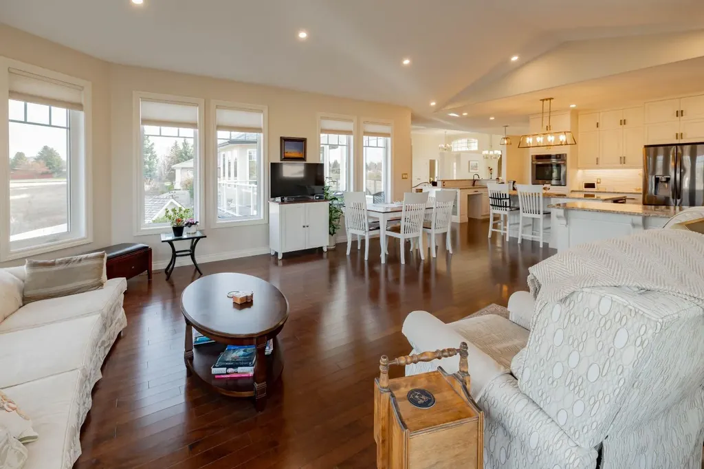 15 Chinook Heights S Lethbridge AB T1K6T6