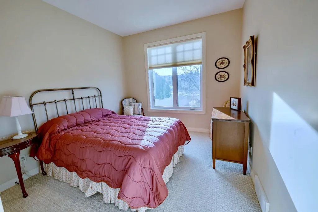 15 Chinook Heights S Lethbridge AB T1K6T6