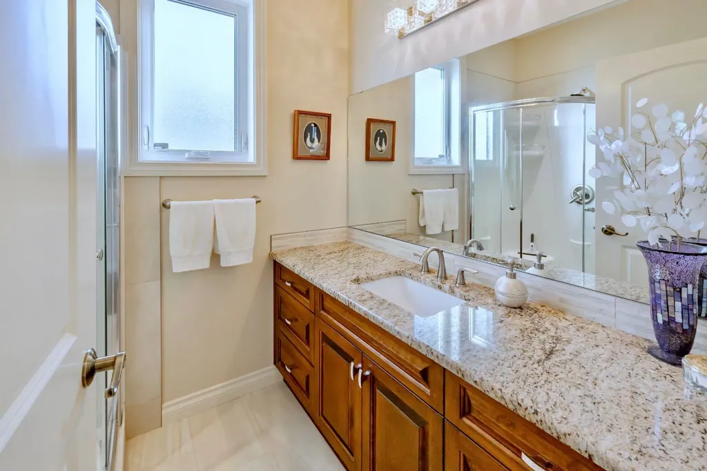 15 Chinook Heights S Lethbridge AB T1K6T6