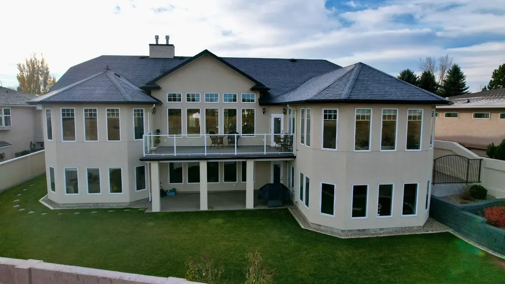 15 Chinook Heights S Lethbridge AB T1K6T6