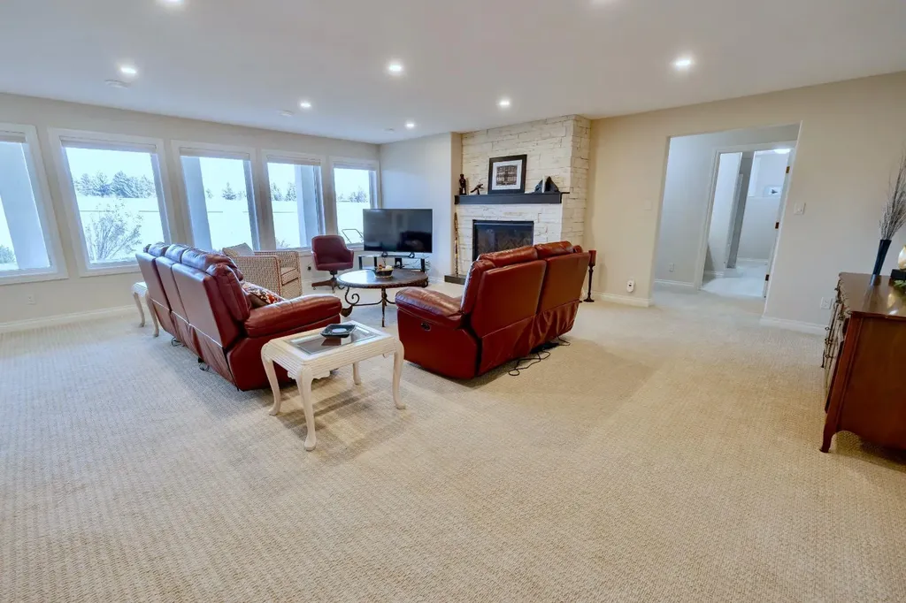 15 Chinook Heights S Lethbridge AB T1K6T6