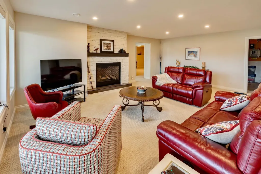 15 Chinook Heights S Lethbridge AB T1K6T6