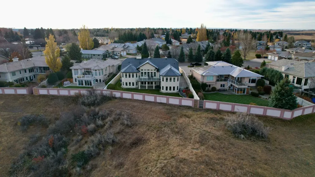 15 Chinook Heights S Lethbridge AB T1K6T6