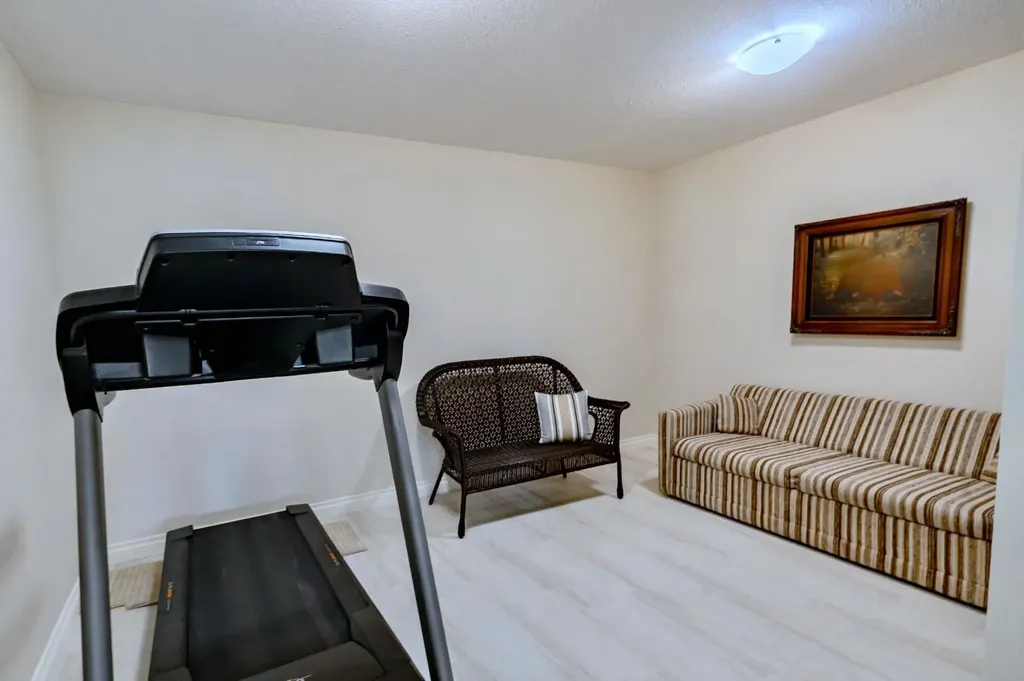 15 Chinook Heights S Lethbridge AB T1K6T6