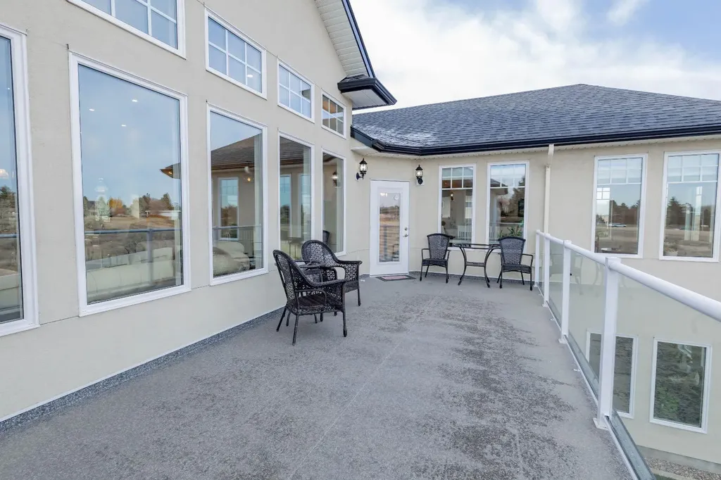 15 Chinook Heights S Lethbridge AB T1K6T6