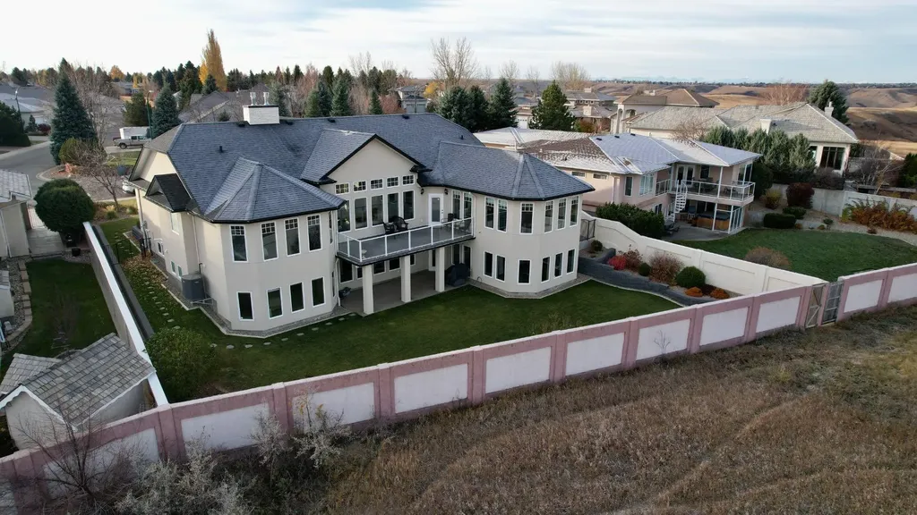 15 Chinook Heights S Lethbridge AB T1K6T6