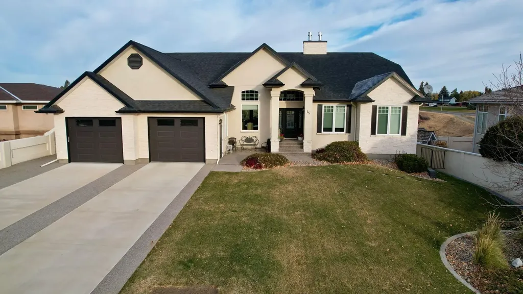 15 Chinook Heights S Lethbridge AB T1K6T6