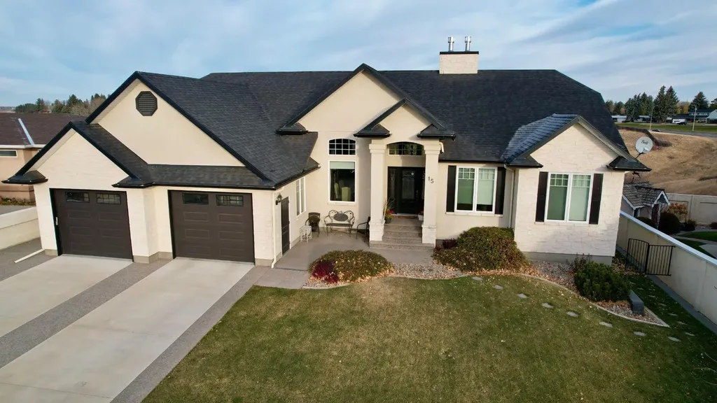 15 Chinook Heights S Lethbridge AB T1K6T6