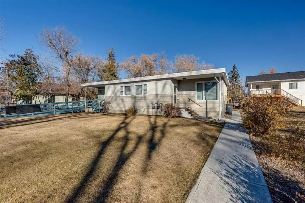 5218 56 Avenue Ponoka AB T4J 1G6