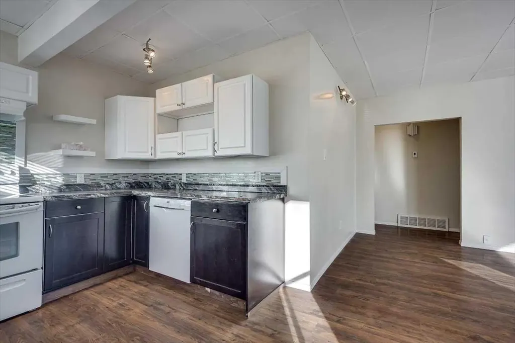 5218 56 Avenue Ponoka AB T4J 1G6