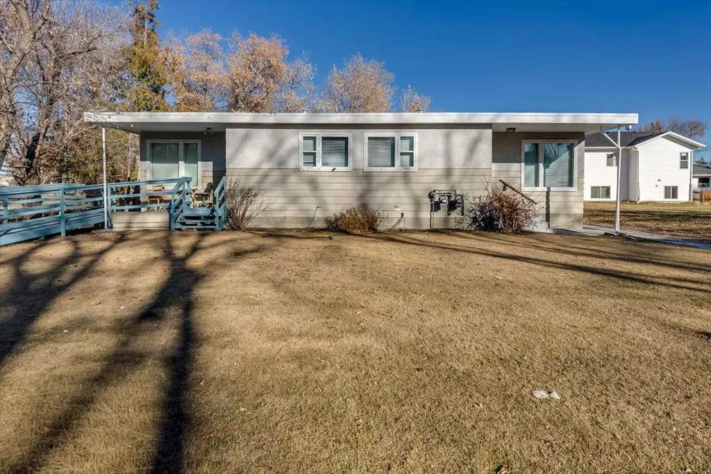 5218 56 Avenue Ponoka AB T4J 1G6