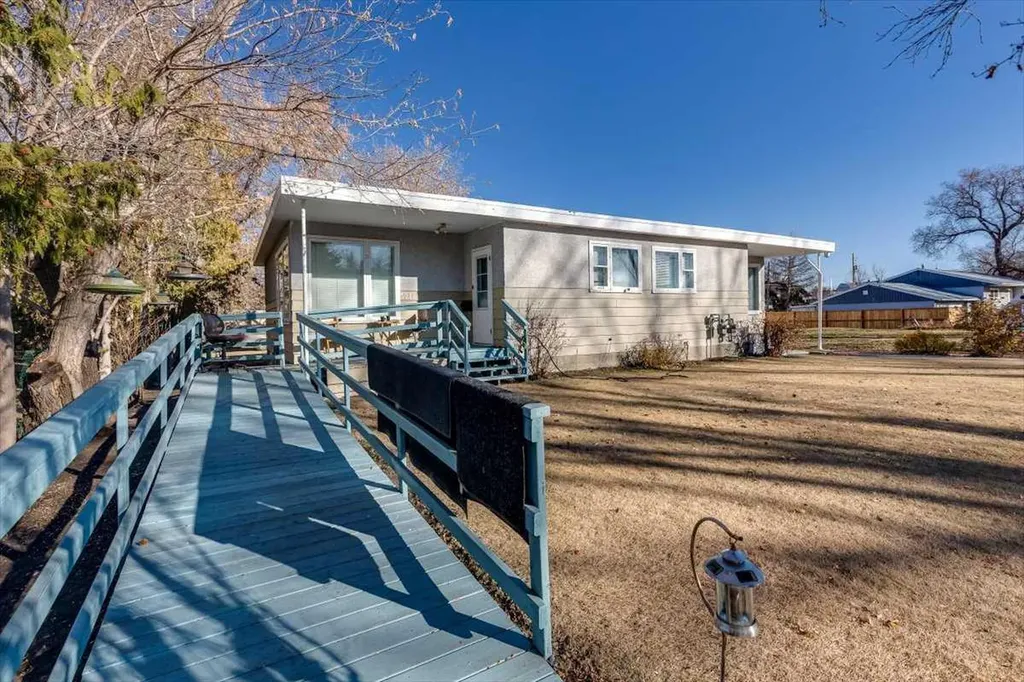 5218 56 Avenue Ponoka AB T4J 1G6