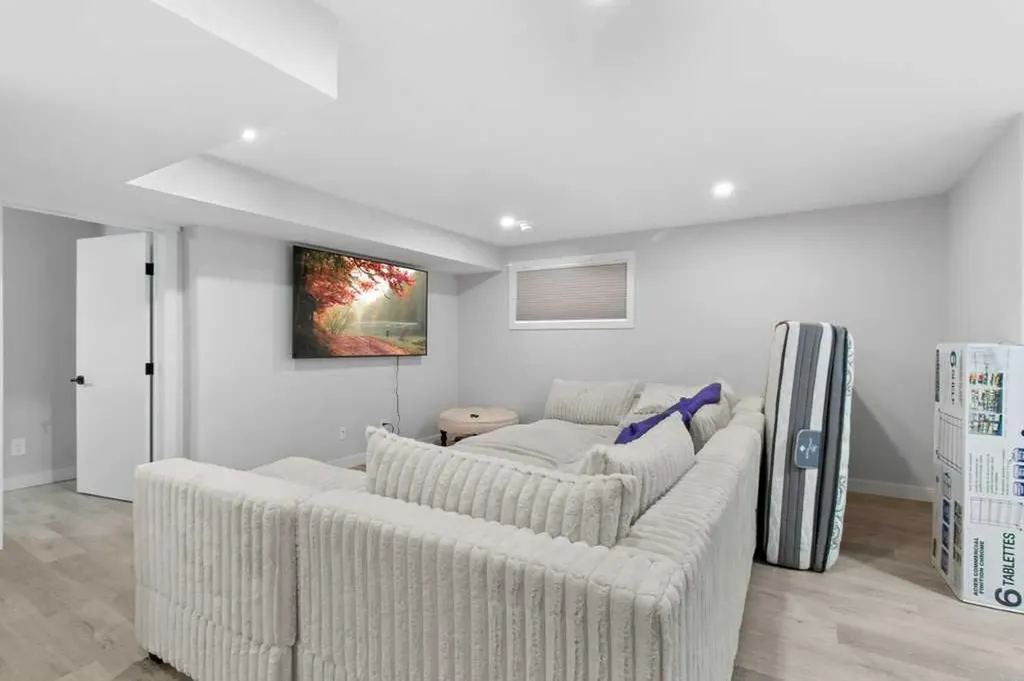4507 48 Avenue Sylvan Lake AB T4S 1N8
