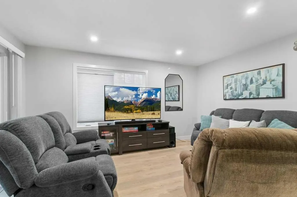 4507 48 Avenue Sylvan Lake AB T4S 1N8