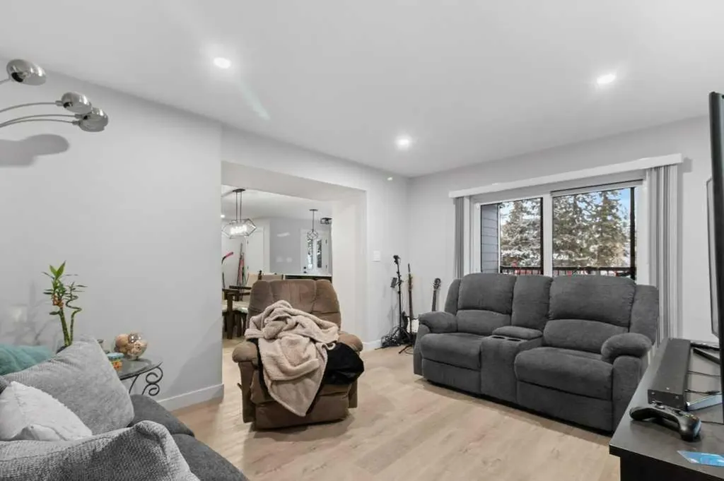 4507 48 Avenue Sylvan Lake AB T4S 1N8