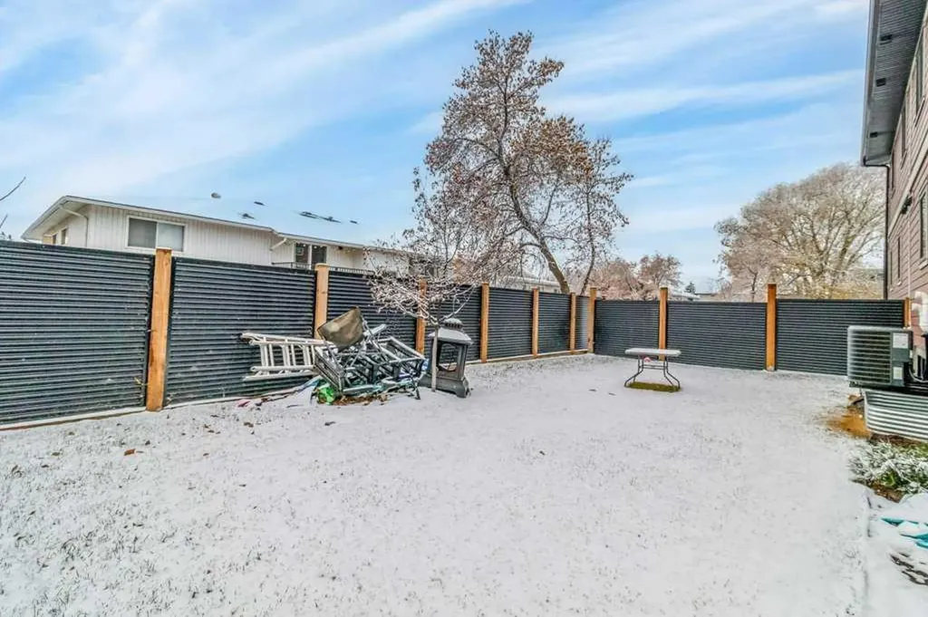 4507 48 Avenue Sylvan Lake AB T4S 1N8