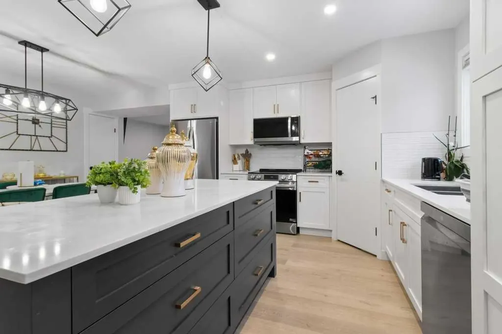 4507 48 Avenue Sylvan Lake AB T4S 1N8