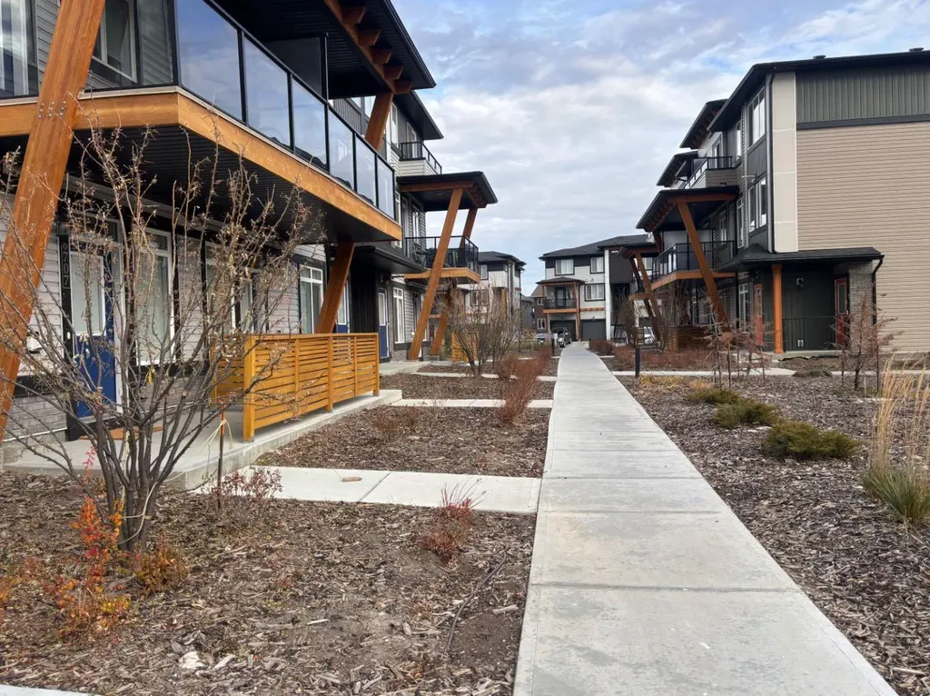 10060 46 Street NE Calgary AB T3J2H8