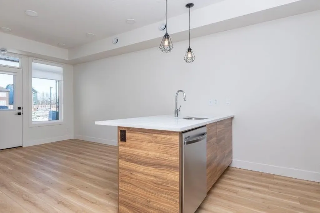 10060 46 Street NE Calgary AB T3J2H8