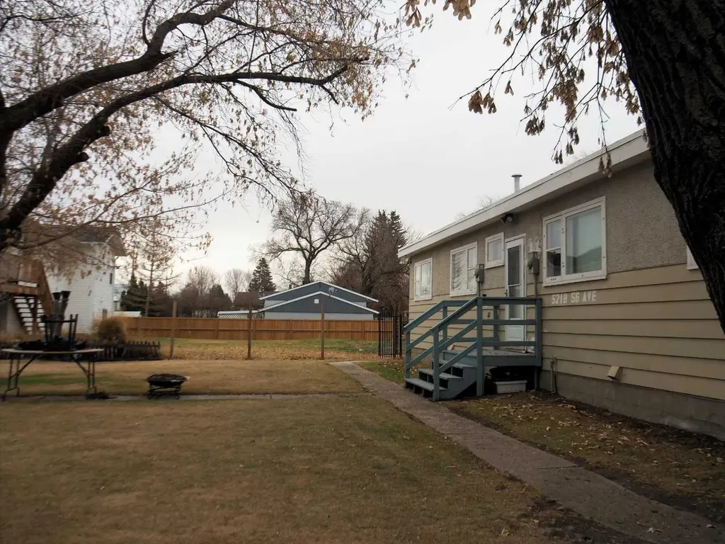 5218 & 5216 56 Avenue Ponoka AB T4J 1G6