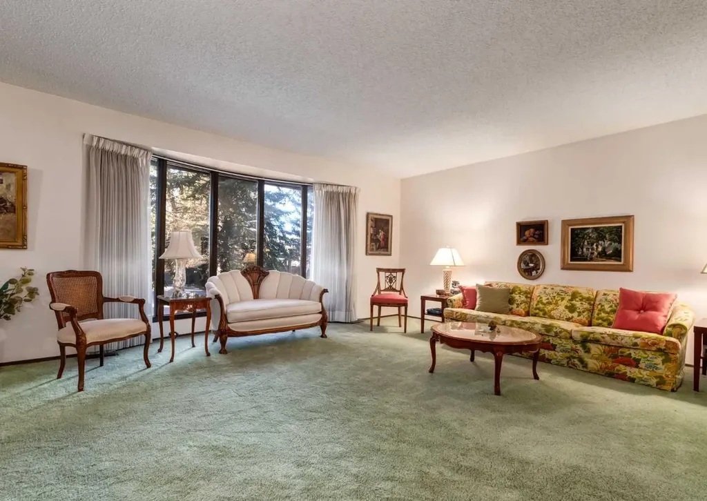 268 Pump Hill Gardens SW Calgary AB T2V 4M6