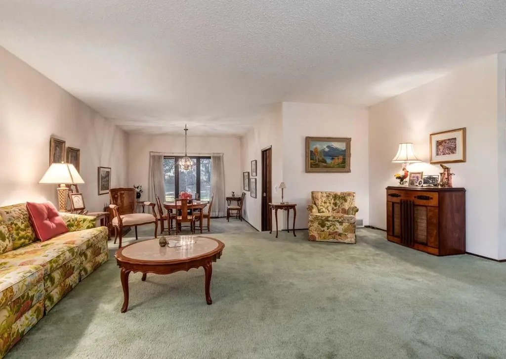 268 Pump Hill Gardens SW Calgary AB T2V 4M6