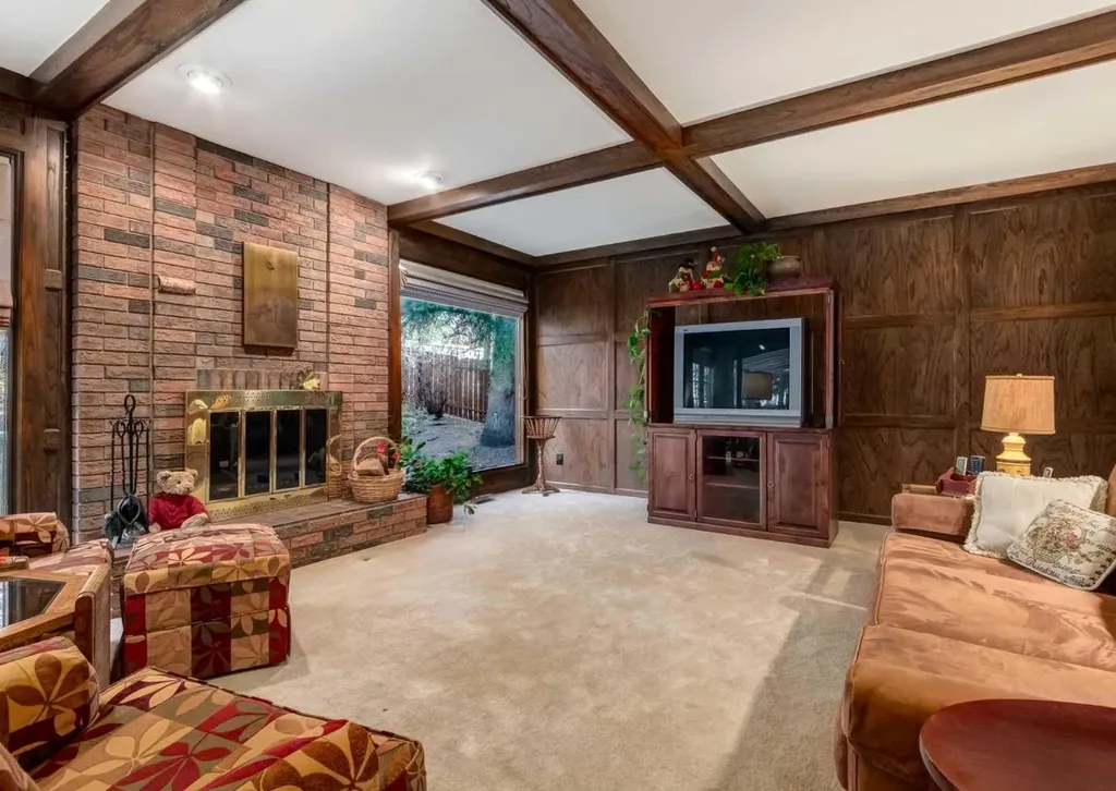 268 Pump Hill Gardens SW Calgary AB T2V 4M6