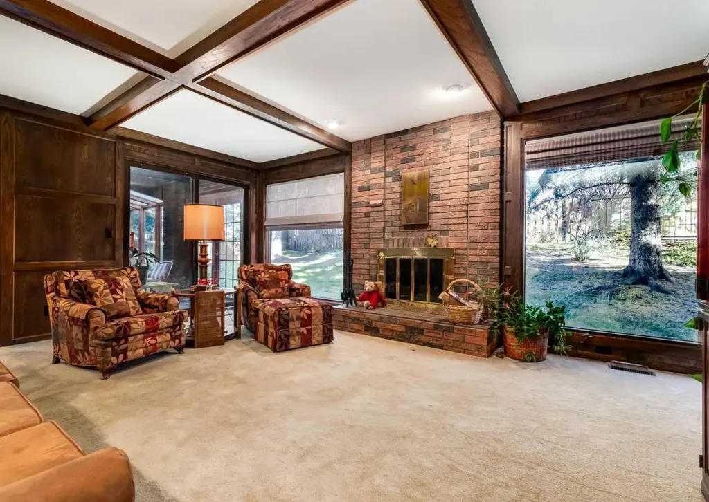 268 Pump Hill Gardens SW Calgary AB T2V 4M6