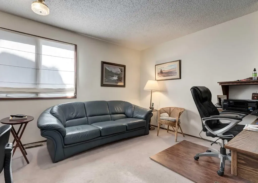268 Pump Hill Gardens SW Calgary AB T2V 4M6