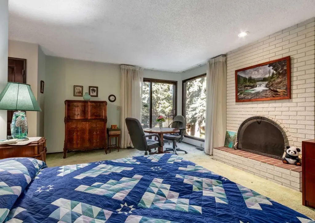268 Pump Hill Gardens SW Calgary AB T2V 4M6