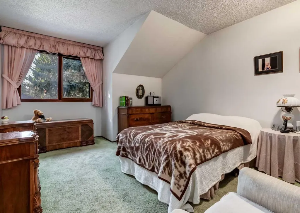 268 Pump Hill Gardens SW Calgary AB T2V 4M6