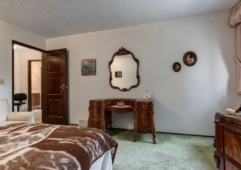268 Pump Hill Gardens SW Calgary AB T2V 4M6