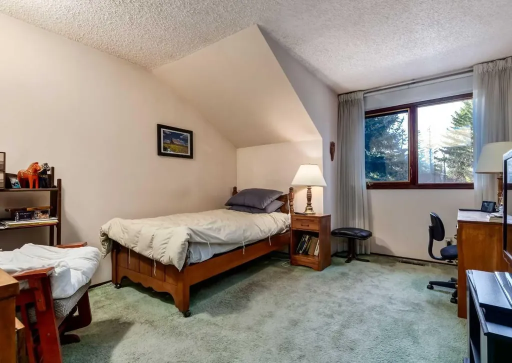 268 Pump Hill Gardens SW Calgary AB T2V 4M6