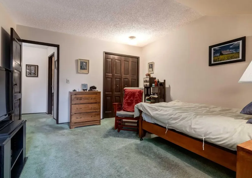 268 Pump Hill Gardens SW Calgary AB T2V 4M6