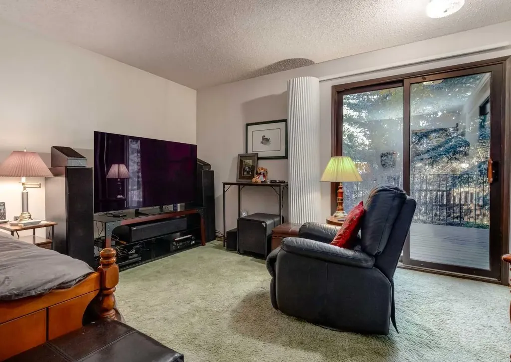 268 Pump Hill Gardens SW Calgary AB T2V 4M6